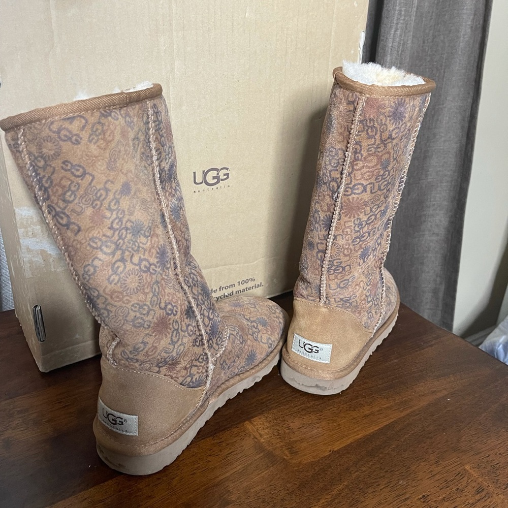 Ugg Boots In Color Tan With Ugg Print Used - image 5